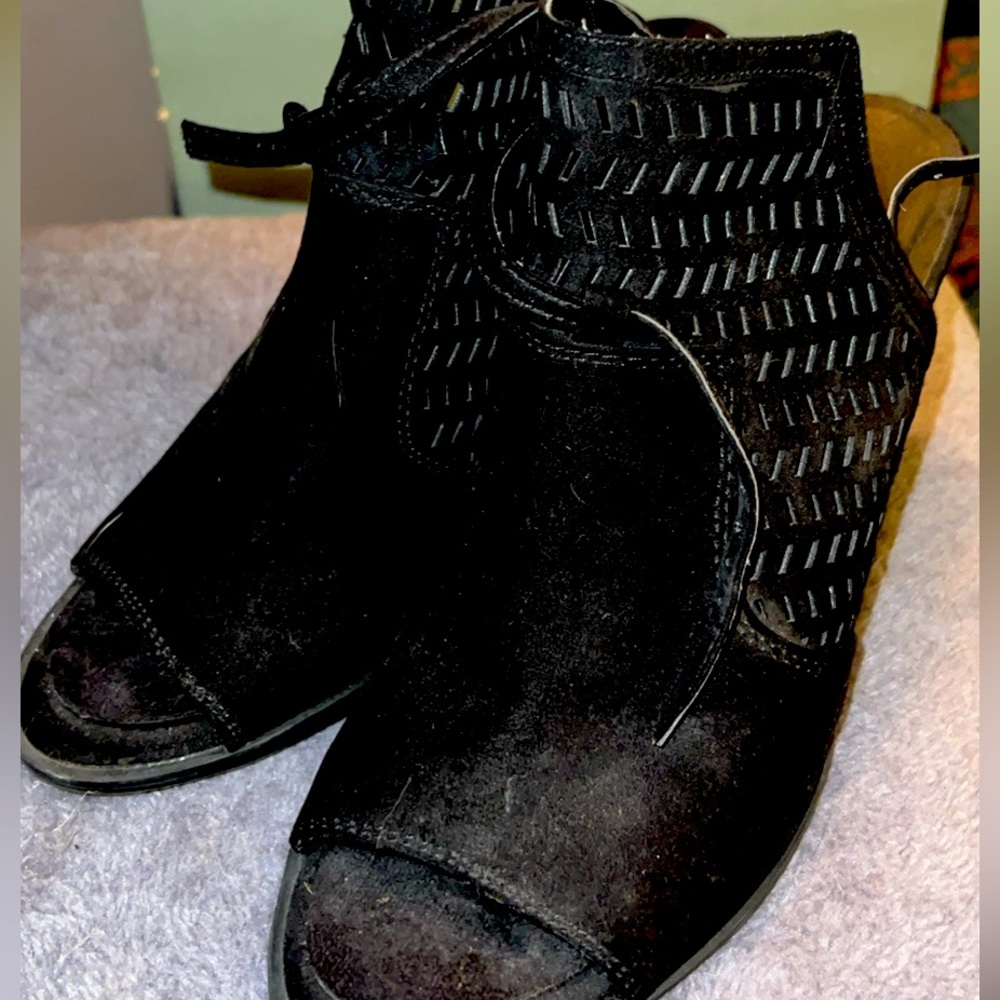 CUTE BLACK WEDGES FROM AMERICAN EAGLE